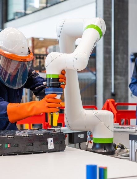 Disassembling batteries by means of AI-assisted robotics