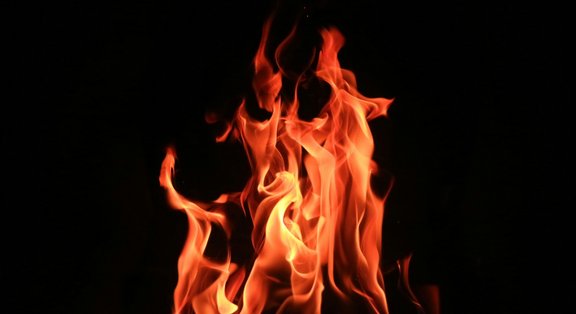 Flammen tanzen vor schwarzem Hintergrund